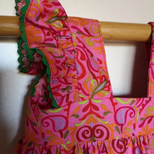 Ensemble robe rose à ramages, culotte bouffante et chapeau, cadeau naissance 6-9 mois