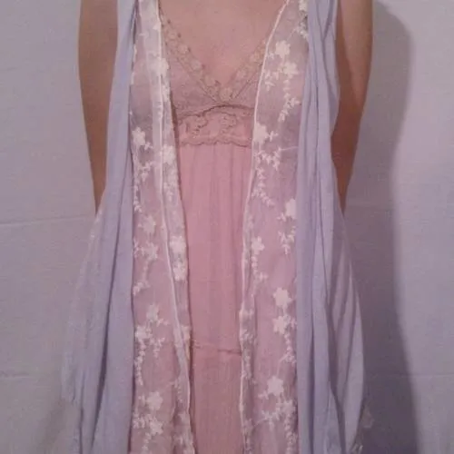 Gilet long en dentelle couleur bleu