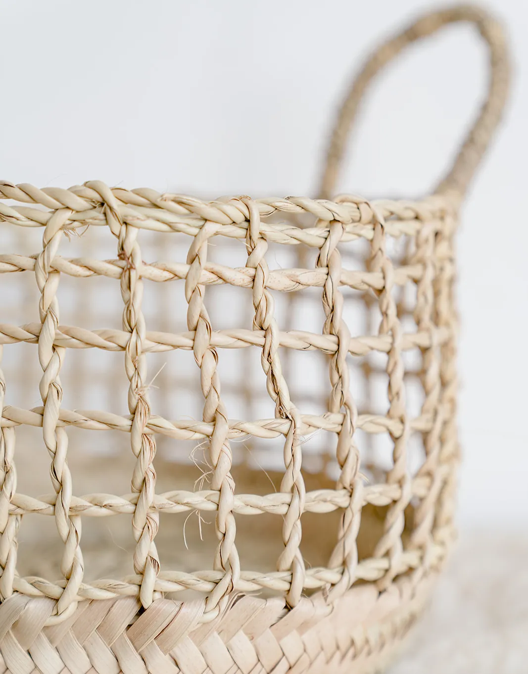 Petit panier en paille au tressage ajouré 
