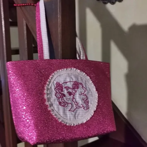Petit sac fillette minouche au motif de candy rétro simili fushia brillant