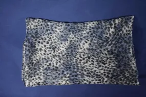 écharpe en mousseline de soie de couleurs tachetées de gris et de bleu 